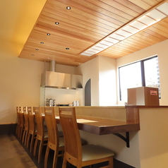 【ゆったりと過ごしたい時にも】落ち着いた雰囲気の中、美味しい料理と銘酒で、親しい方と心温まる会話を交わしながら、至福の時間をお過ごしいただけます。