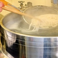 うどん専用の特大鍋で一杯一杯で丁寧に茹で上げ。