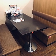 女子会や仕事帰りの一杯など使い勝手抜群なテーブル席