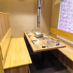 気心の知れた友人との宴会にもピッタリな、6名様までご利用可能なお席をご用意しています。美味しい料理とお酒で、自然と会話も弾む♪楽しいひとときをお過ごしください。