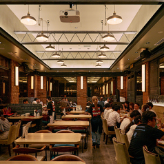 【結婚式2次会や大型宴会も◎】大型宴会や結婚式2次会も承ります♪人数に合わせてお席のレイアウトも変更ＯＫ♪着席＆立食両方ご対応可能です。ご希望の際は是非当店へ1度お問い合わせください！