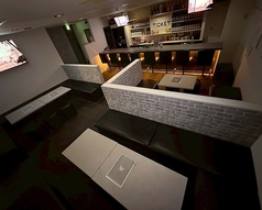 ゆったり座れるテーブル席。