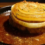 丸ごと焼いた淡路島産玉ねぎを乗せた絶品ハンバーグ。溢れる肉汁と甘みがソースと絡み合う一品です。