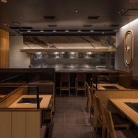 シックで落ち着いた雰囲気の店内。寛げるソファ席も完備