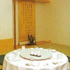 【2F/藤の間　10名収容/桜の間　10名収容/梅の間　8名収容】　最大10名様まで収容可能なお座敷個室です。ごゆっくりとお寛ぎください。