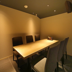 【接待・ハレの日・特別な日にオススメの2～6名様個室】上品で落ち着いた空間で、和の雰囲気を味わえる2～6名様用の個室は接待・ハレの日・特別な日にぴったりです。椅子タイプの個室であるのに加えて、一階にも個室をご用意させて頂いていることから、ご年配の方にも非常に安心してゆったりご利用頂いております。