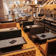 アンティーク調の家具やゴールドの装飾がほどよくきらめき、ゆったりと過ごせる時間が、日常をちょっと贅沢にしてくれます。紅茶やスイーツを楽しむ女子会やママ会にもぴったりです。