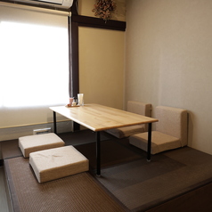 足を伸ばしてゆったりお寛ぎいただけるお座敷席は、ご家族やご友人とのお食事シーンにぴったりです。床に座る形式なので、小さなお子様連れのお客様も安心してご利用いただけます。居心地の良い和の空間で、周りを気にせず、美味しい料理と楽しい会話を満喫してください。心ゆくまでリラックスできる特別な空間です。