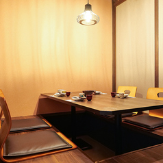 【2名様～個室OK!】富山駅から徒歩5分ほどの好立地!!2名様～団体様までご利用可能な完全個室を完備しております!!ご人数に応じてレイアウト可能となっておりますので最適な個室空間へとご案内させていただきます!!各種宴会に最適な飲み放題付きコースは3500円～ご用意しております!!仕事終わりの一杯は是非当店へ！