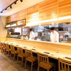 お一人様も大歓迎！人気のカウンター席は調理場を目の前で見る事が出来る特等席です◎熊本で作られた地酒等、アルコールメニューも多数品揃えております。