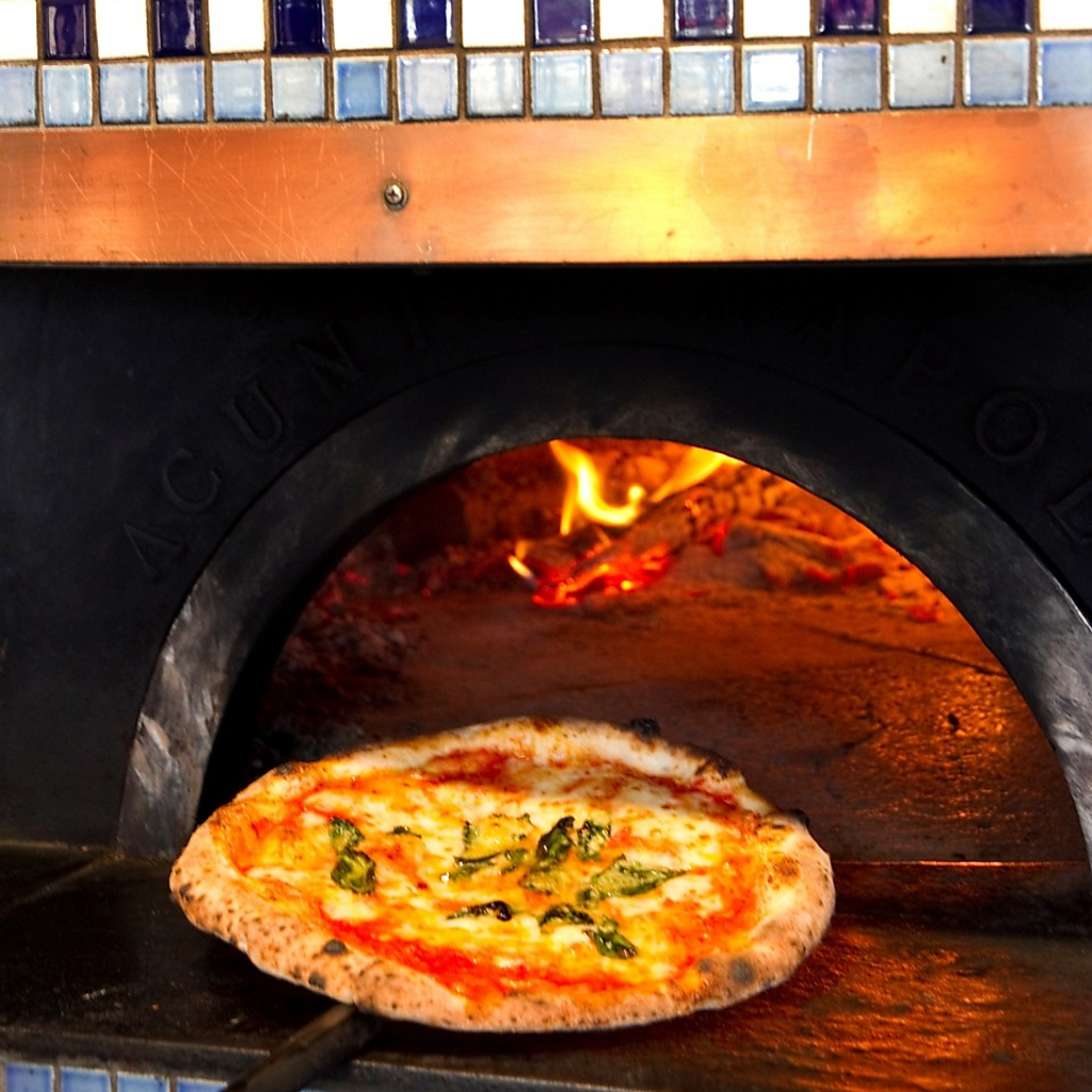 ピザの本場イタリア ナポリの薪窯で焼き上げた本格ピッツァ！多彩な味わいをお楽しみいただけます☆