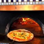 ピザの本場イタリア ナポリの薪窯で焼き上げた本格ピッツァ！多彩な味わいをお楽しみいただけます☆