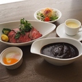 料理メニュー写真&nbsp;黒カレーローストビーフ添え(サラダ・スープ付)