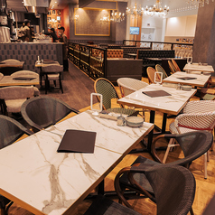 スイーツや紅茶を囲みながらゆったりと過ごす時間が楽しめます。お子様連れでもゆったり過ごせるソファ席も完備しています。日常を忘れて、ちょっと贅沢なひとときを。