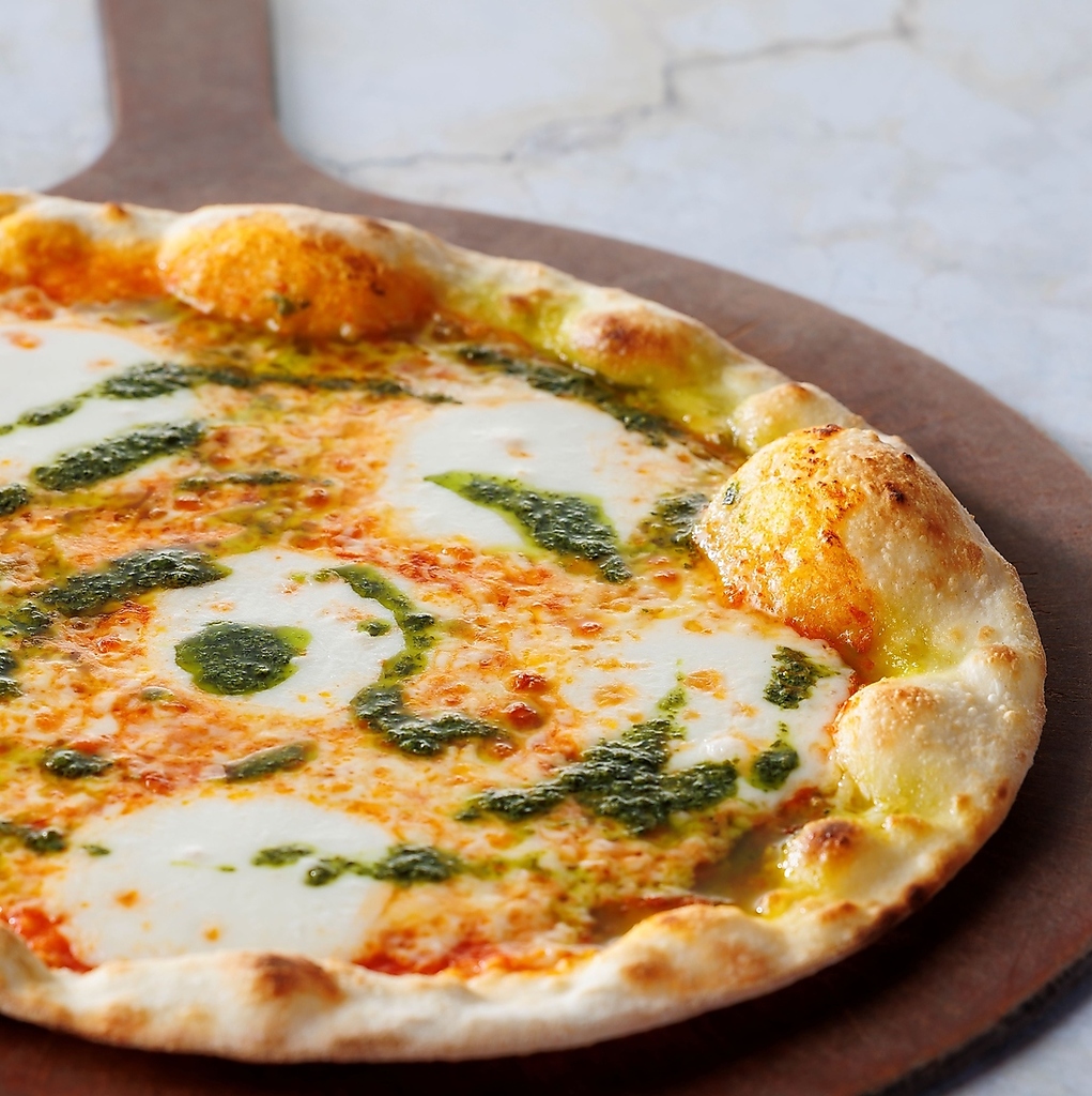 店内の石窯で焼き上げたピッツァが大人気！