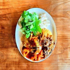 特製トマトソースが絶品♪具だくさんのオムプレート◎