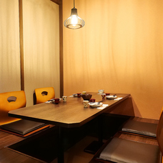 プライベートから接待利用も◎！人気のお席のためご予約を推奨しております。大人気のゆったりとくつろげる個室空間は、接待などのビジネスシーンはもちろん、少人数の宴会にもご利用いただけます。女子会でも気軽に入れるような安心感があります。落ち着いてゆっくりと厳選したドリンクと料理をお楽しみください。