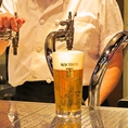 ニユートーキヨービヤホール伝統の一度注ぎで提供しています。生ビールを一気に注ぎ切る職人技の技術です。日本でも数少ないスイングカランを使用してやや高めの圧力でビールを注ぎ、ビール本来の味わいが楽しめます。