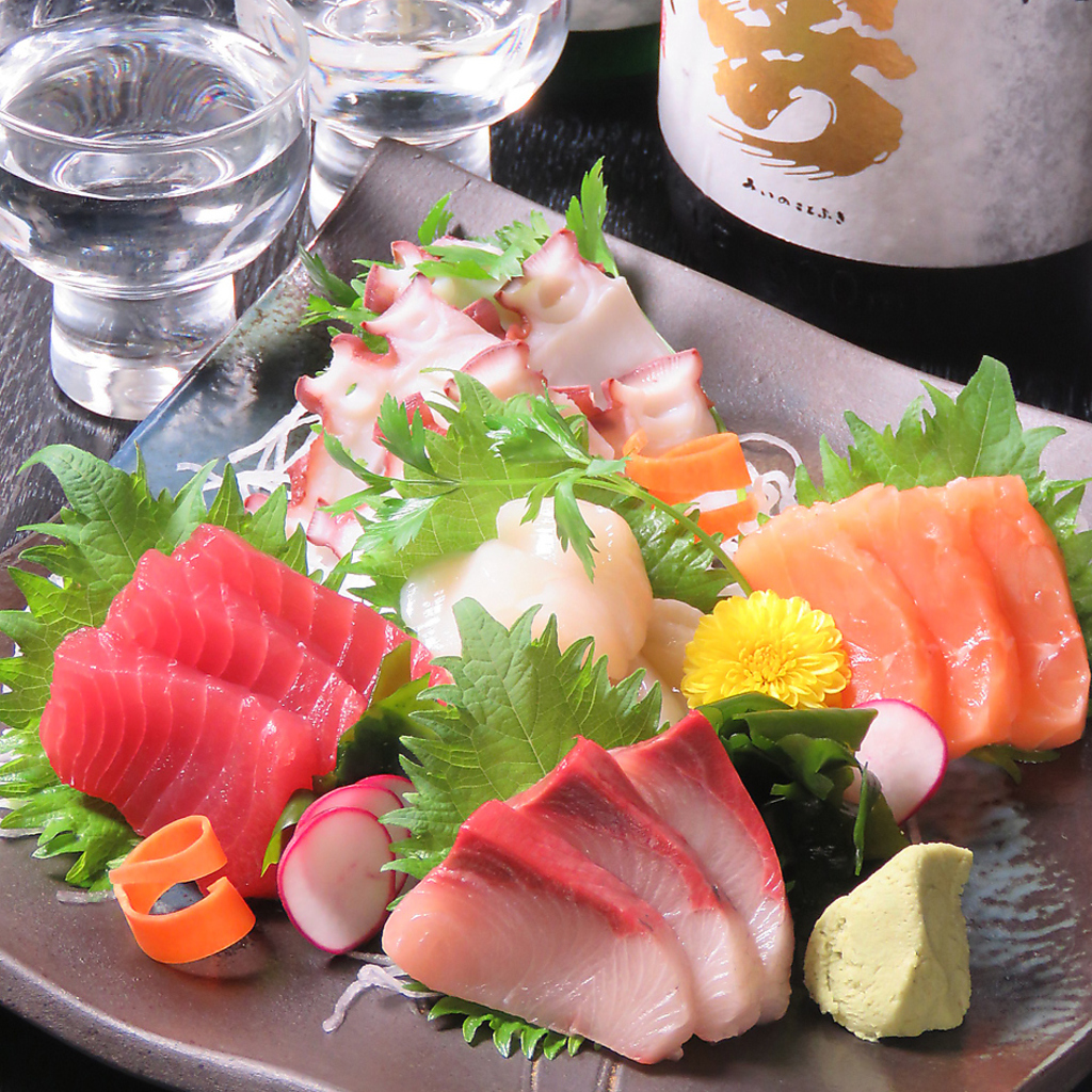 その季節に合わせた新鮮な魚介類を使用した料理多数。繊細な盛付も愉しみのひとつ。