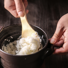 お肉をのせて頬張りたいこだわりの土鍋ごはん◎〆も充実