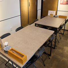 【ゆったり過ごせるテーブル席】ご夫婦やカップルでのお食事におすすめの、2名様用テーブル席をご用意しております♪