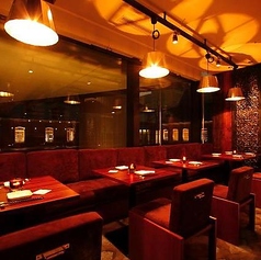 夜景も望める片側ソファーのテーブル席です。