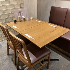 ご友人同士の飲み会や会食など、グループでのお集まりに最適なテーブル席をご用意しております♪ゆったりとしたソファ席もございますので、落ち着いた空間で和気あいあいと楽しいひと時をお過ごしいただけます。