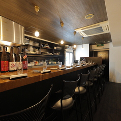 料理人の手仕事を間近で楽しめるカウンター席。落ち着いた雰囲気で、ひとり飲みやデートにもおすすめ。