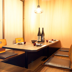 ゆったりとくつろげる掘りごたつ個室空間は、接待などのビジネスシーンはもちろん、少人数の宴会にも最適です。落ち着いた空間で富山の名物料理の数々、鮮魚、天麩羅などをご堪能ください。