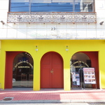 JR新潟駅万代口より徒歩約4分と好アクセス、すぐに目につくオシャレで鮮やかな黄色い外観が目印です