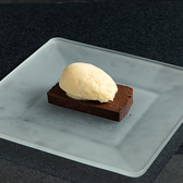 ◆チョコレートのテリーヌ◆滑らかな口どけと深いチョコレートの風味が贅沢に広がるデザートです。オーナーの手によって丁寧に仕込まれ、。しっかりとしたコクとリッチな味わいが特徴。添えられたバニラアイスは、クリーミーでさっぱりとした甘さが絶妙にマッチし、濃厚なチョコレートとのコントラストを楽しめます。