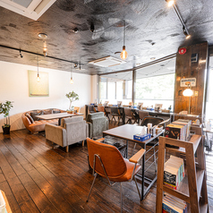 デートや少人数でのご利用にぴったりの2名様用テーブル席。おしゃれな空間で特別な時間をお過ごしいただけます。