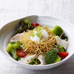 半熟卵と桜島鶏のパリパリシーザーサラダ　