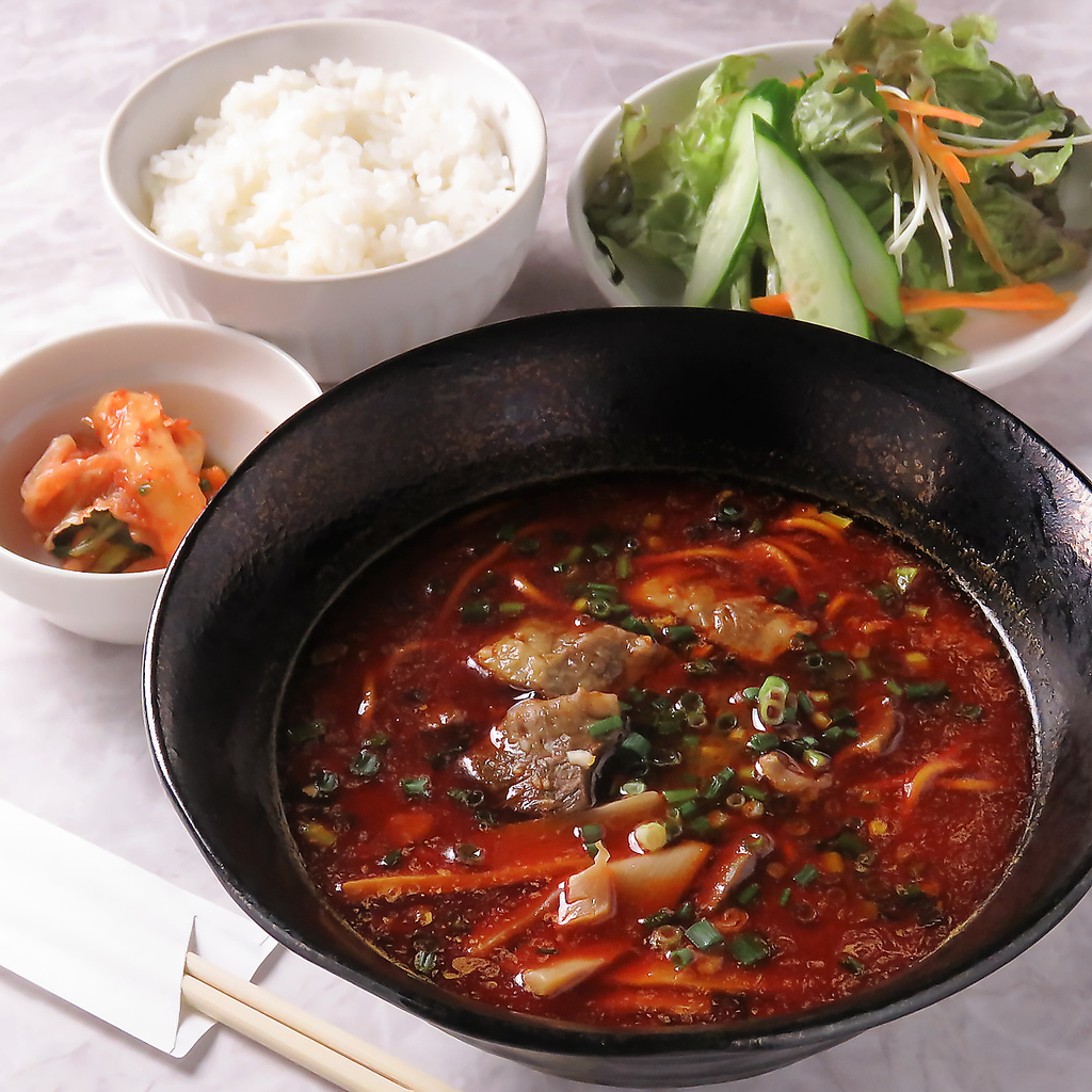 当店のランチは、カルビ丼や豚バラ丼など多彩なメニューの他に、セットもあるのでお得に楽しめます！