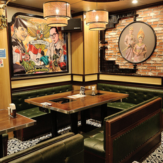 大人数でのグループ利用に最適な、広々とした9名様対応の連結・大型席をご用意しております。離ればなれにならず全員が同じテーブルを囲めるため、お祝い事やオフ会、中規模な歓送迎会でも主役を囲んで一体感のある時間をお過ごしいただけます。