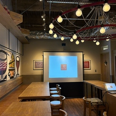 プロジェクター完備！35名規模まで対応可能だから会社宴会や同窓会にも◎仕切りを無くして50名様規模のご宴会も大丈夫です。店内の雰囲気確認など内見も気軽にお越しください。ご予約・ご相談はお電話でもOK！