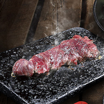 ステーキは、厳選した赤身肉を使用し、絶妙な焼き加減で提供。一口食べれば、肉の旨味が広がります。