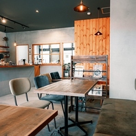 路地裏の「Liten COFFEE」。