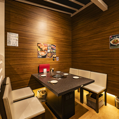 4名様テーブル×4落ち着いた雰囲気の中で上質なひとときをお過ごしいただけます。会社宴会や各種宴会、同窓会などの大人数での利用にもぴったりな広々とした席や、記念日やデートに最適なプライベート感を大切に。温かい照明が、ゆったりとした時間を演出します。女子会にもおすすめ♪