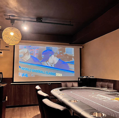 バリ風空間で、ポーカーもボードゲームも思いっきり楽しめる“大人の秘密の遊び場”。