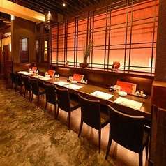 サクっと飲むならカウンター席が！仕事帰りに一人でのんびり過ごしたい方にも、横並びで会話を楽しむカップルやご夫婦にもぴったりのカウンター席★ 友人や同僚と語らいながら飲むのも良し！居心地の良い空間で、素敵な時間をお過ごしください♪