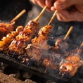 毎日、継ぎ足し続ける秘伝のタレ。醤油ベースの甘辛いオリジナルのタレに焼いた鶏肉の旨味がじっくり染み込んでおり、日々深みが増していきます。この絶品タレを使用し、焼き上げた自慢の串焼きは必食です。