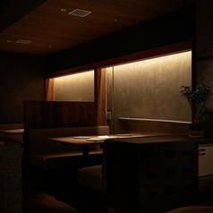 周囲から少し離れたBOX席は、プライベート感たっぷりの空間。落ち着いた雰囲気の中で、ゆったりとお料理や会話をお楽しみいただけます。