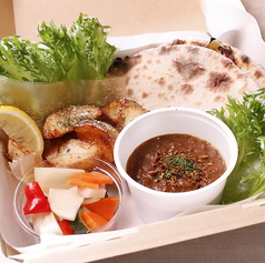 スパイシーキーマカレー＆ナン風ピッツァBENTO