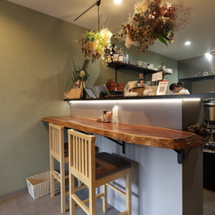 お一人様や少人数でのご利用に最適なカウンター席をご用意しております。お仕事帰りやお買い物の合間など、ふらっと立ち寄って、当店自慢の出来立てのおむすびを気軽に堪能したい時にぴったりです。和やかな雰囲気の中で、ゆったりとしたひとときをお過ごしください。