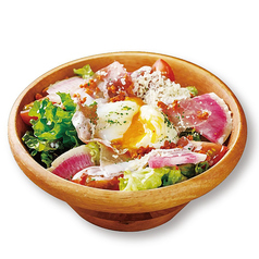 生ハムと温玉のシーザーサラダ