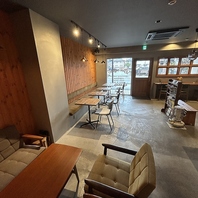 清潔感のある木目調の明るい店内。