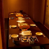 【和の魅力が詰まった、くつろぎの個室!】掘りごたつの個室は、外の喧騒を忘れてリラックスできる空間です。和の装飾が施された明るい店内は、仲間との会話を盛り上げます。少人数から大人数の宴会にも対応。長時間いても疲れにくく、初めての方でも安心して楽しめる特別な場所です。