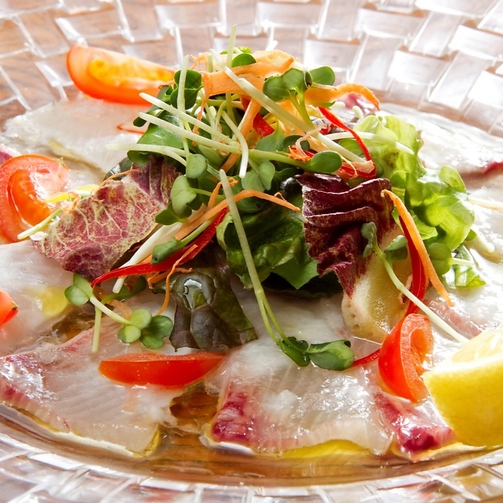 その日仕入れた瀬戸内鮮魚でつくるカルパッチョ！新鮮な地魚をそのまま味わえるおすすめの一品です◎