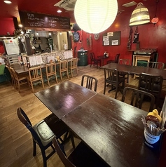 【様々なシーンに使えるテーブル席】恋人とのデート、ご友人とのお食事、女子会やママ会、同僚との飲み会や会社宴会など幅広いシーンでご利用いただけるテーブル席をご用意しております。もちろん貸切宴会での利用も可能です。お酒の種類も豊富に取り揃えておりますので、集まりの種類に合わせてぜひお楽しみください。